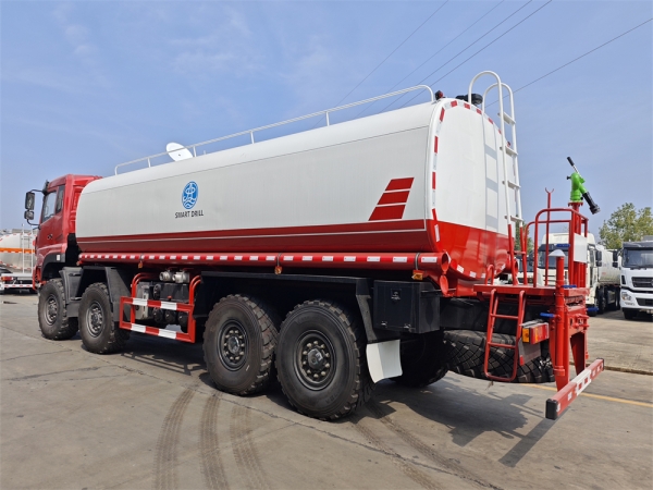 DongFeng 8x4 8+1tires 30cbm Water Sprinkler Truck