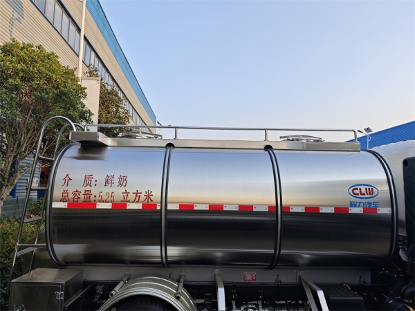 HOWO 4x2 5.25m³ bulk milk tank truck