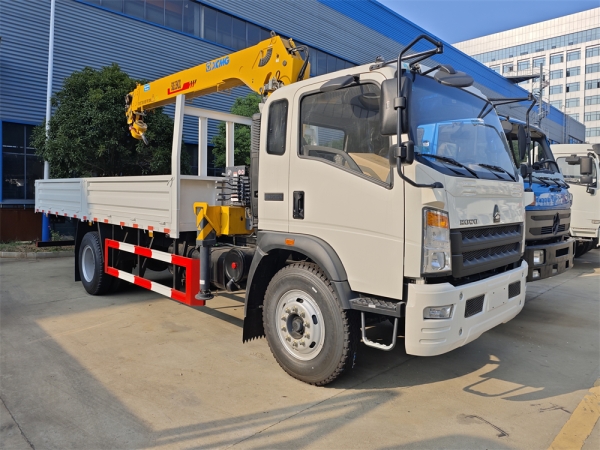 SINOTRUK 4x2 XCMG 6.3-Ton Telescopic Boom Truck Mounted Crane