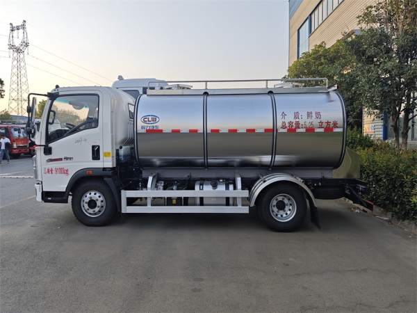 HOWO 4x2 5.25m³ bulk milk tank truck