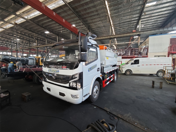 DongFeng 4x2 3cbm Cleaning Sewage Suction Truck