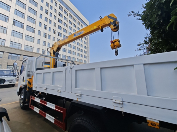 SINOTRUK 4x2 XCMG 3.2-Ton Telescopic Boom Truck Mounted Crane