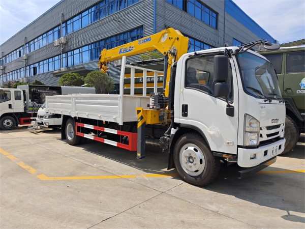 Isuzu Elf 4x2 XCMG 5Ton Telescopic Boom Truck Mounted Crane