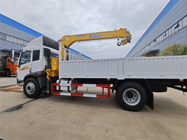 FAW 4x2 XCMG 5Ton Telescopic Boom Truck Mounted Crane