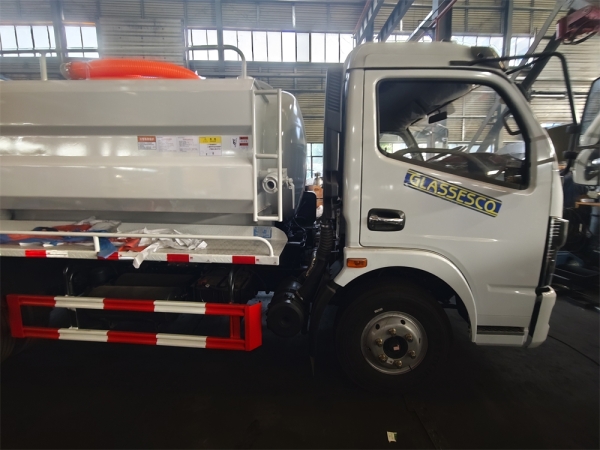 DongFeng 4x2 3cbm Cleaning Sewage Suction Truck