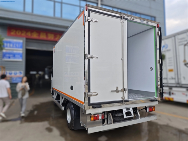 ISUZU 4x2 Cooling Refrigerator Van Truck