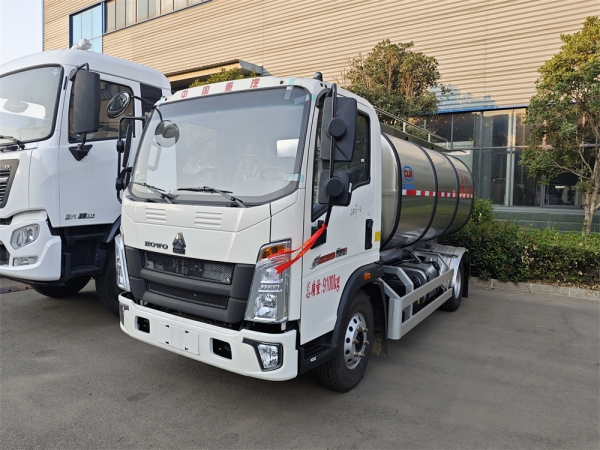 HOWO 4x2 5.25m³ bulk milk tank truck