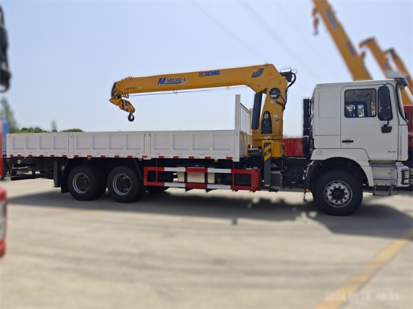 Shacman F3000 6x4 Truck with XCMG 12tons Straight-arms Crane Truck