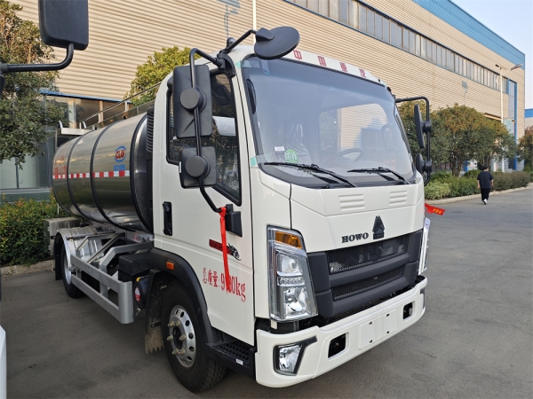 HOWO 4x2 5.25m³ bulk milk tank truck