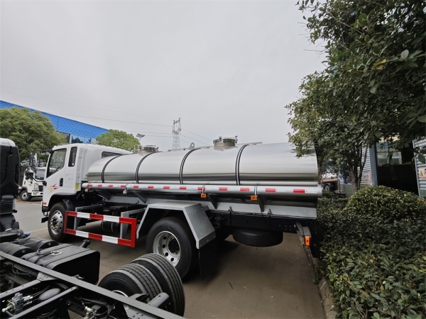 FAW 4x2 6.5m³ bulk milk tank truck