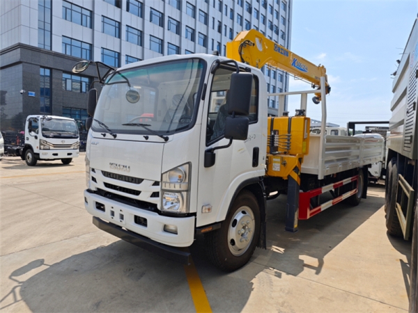 Isuzu Elf 4x2 XCMG 5Ton Telescopic Boom Truck Mounted Crane