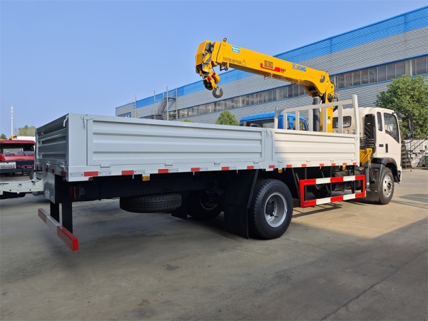 SINOTRUK 4x2 XCMG 6.3-Ton Telescopic Boom Truck Mounted Crane