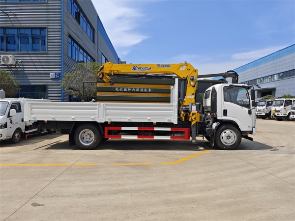 Isuzu Elf 4x2 XCMG 5Ton Telescopic Boom Truck Mounted Crane