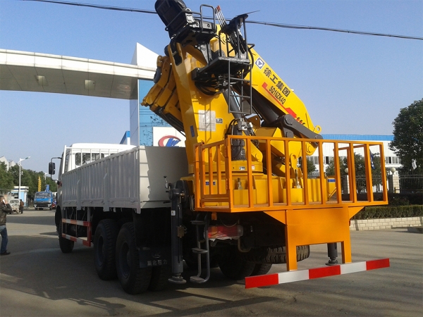 XCMG Sq16zk4q 16 Ton Knuckle Boom crane mounted on beiben cargo truck