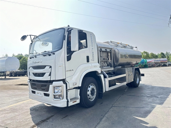 Aircraft refueling truck