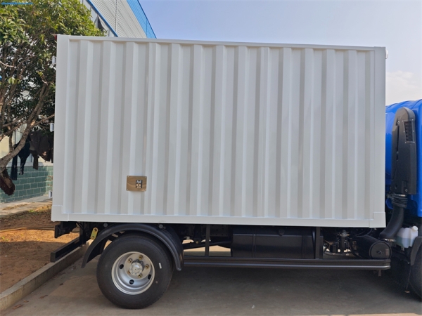 ISUZU KV100 4x2 Cargo Box Truck