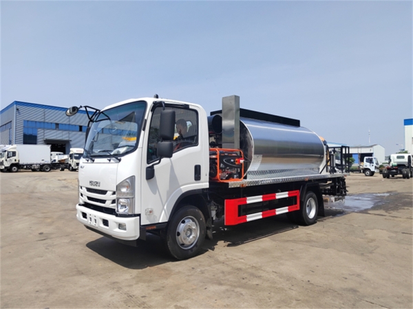 Isuzu Elf 4x2 6cbm Asphalt Distributor Road Maintenance Truck