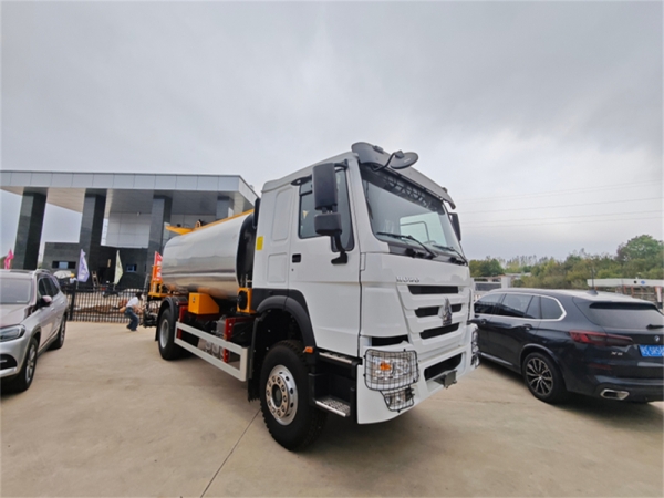 HOWO 4x2 8cbm Asphalt Distributor Road Maintenance Truck