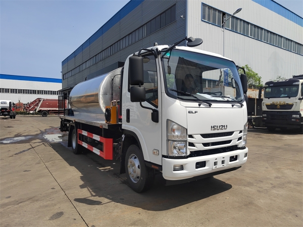 Isuzu Elf 4x2 6cbm Asphalt Distributor Road Maintenance Truck