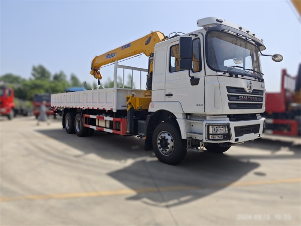 Shacman F3000 6x4 Truck with XCMG 12tons Straight-arms Crane Truck