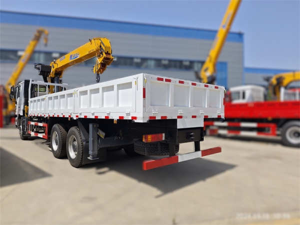 Shacman F3000 6x4 Truck with XCMG 12tons Straight-arms Crane Truck