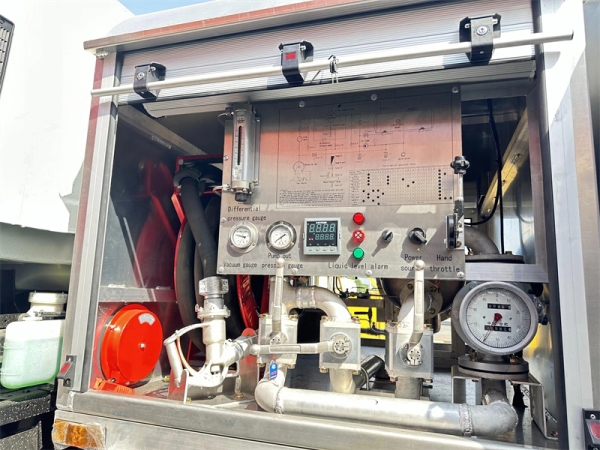 Aircraft refueling truck