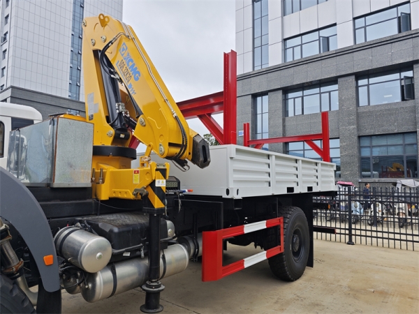 XCMG Q6.3ZK2Q 6.3 Ton Knuckle Boom crane mounted on beiben cargo truck