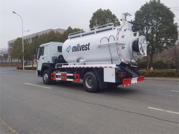 HOWO 4x2 8cbm Cleaning Sewage Suction Truck