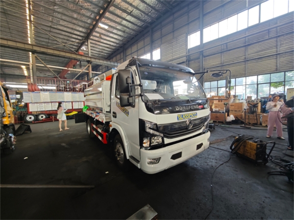 DongFeng 4x2 3cbm Cleaning Sewage Suction Truck