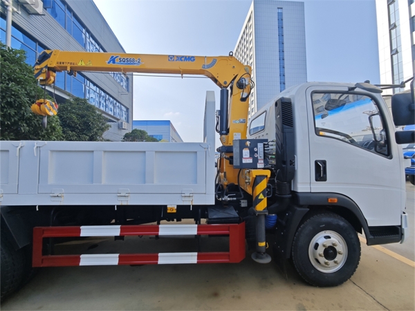 SINOTRUK 4x2 XCMG 3.2-Ton Telescopic Boom Truck Mounted Crane