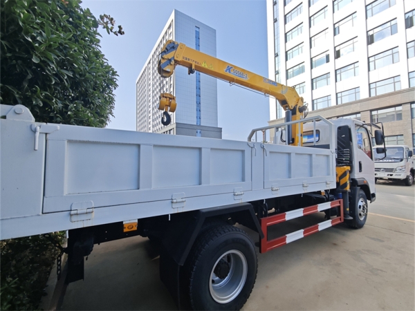 SINOTRUK 4x2 XCMG 3.2-Ton Telescopic Boom Truck Mounted Crane