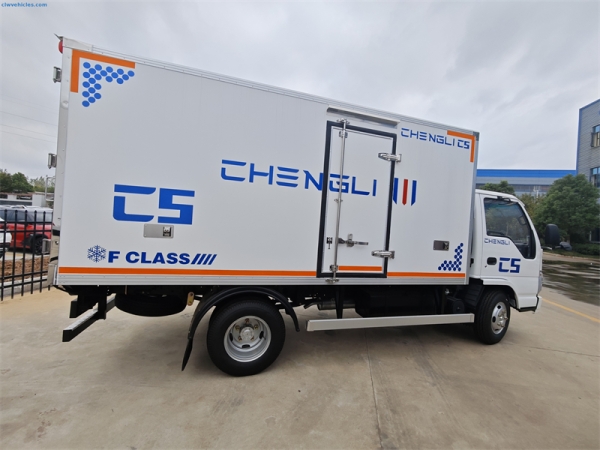 Isuzu Elf 4x2 Cooling Reefer Truck with Appearance Customization