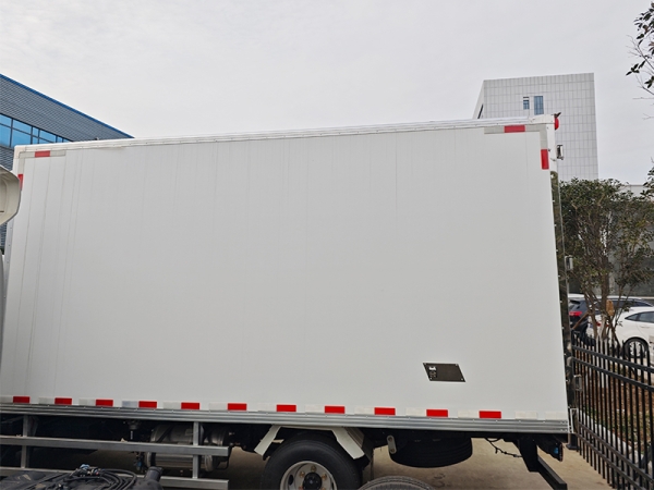 ISUZU 4x2 Carrier Refrigerator Truck