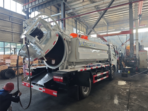 DongFeng 4x2 3cbm Cleaning Sewage Suction Truck