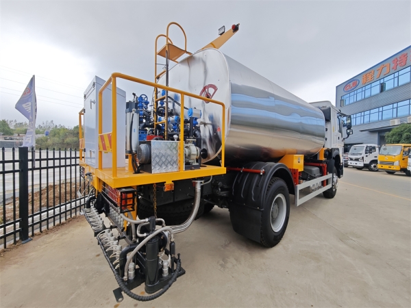 HOWO 4x2 8cbm Asphalt Distributor Road Maintenance Truck