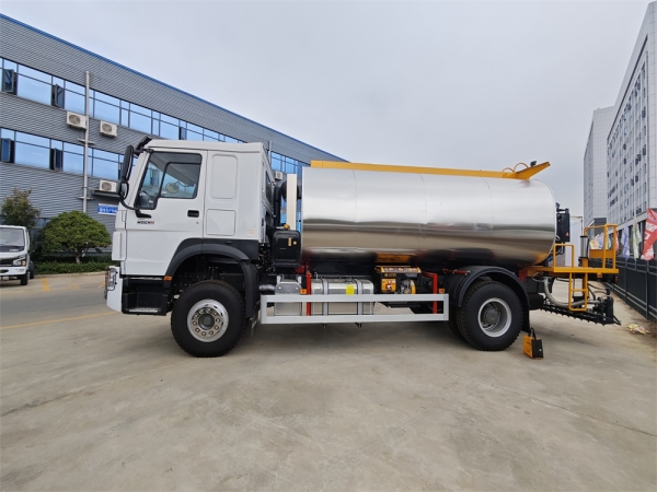 HOWO 4x2 8cbm Asphalt Distributor Road Maintenance Truck