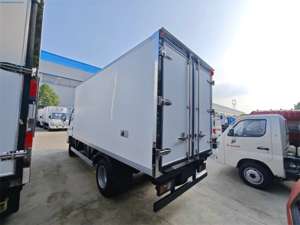 ISUZU ELF 4x2 Cooling Reefer Truck