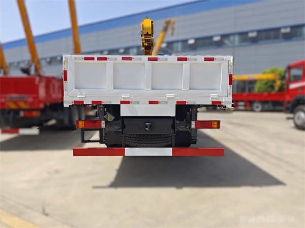 Shacman F3000 6x4 Truck with XCMG 12tons Straight-arms Crane Truck