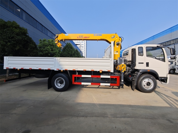 SINOTRUK 4x2 XCMG 6.3-Ton Telescopic Boom Truck Mounted Crane