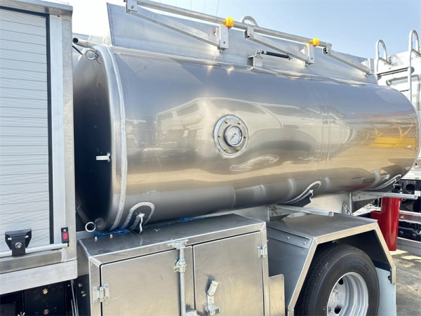 Aircraft refueling truck