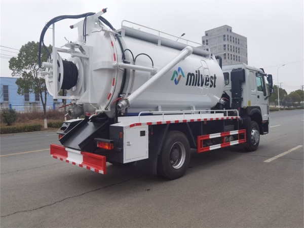 HOWO 4x2 8cbm Cleaning Sewage Suction Truck