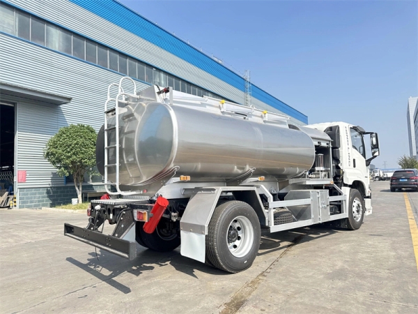 Aircraft refueling truck