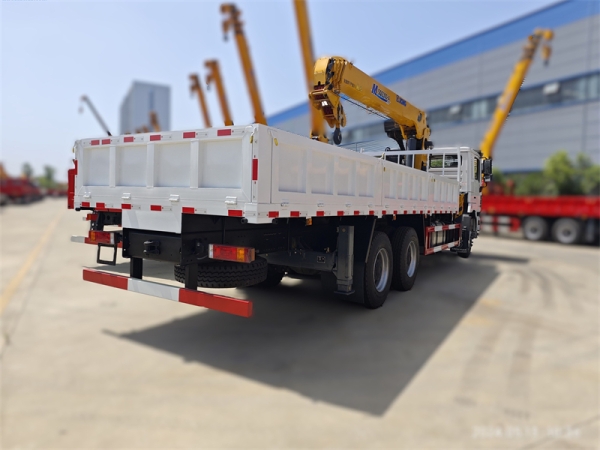 Shacman F3000 6x4 Truck with XCMG 12tons Straight-arms Crane Truck